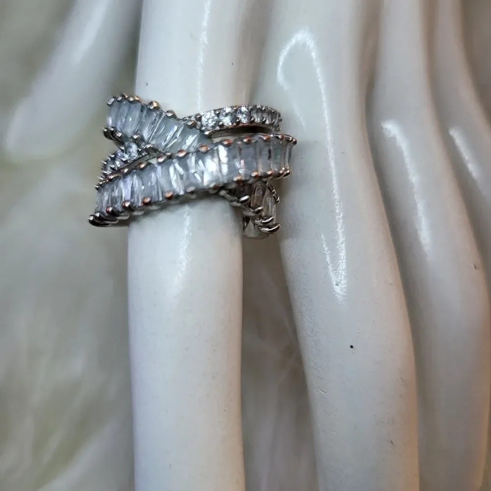 Silver Rhinestone Cocktail Ring Size 8 - Picture 2 of 4